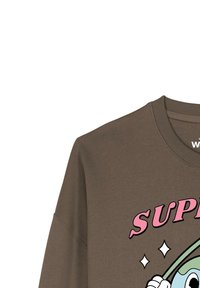 Bruine sweatshirt met een cartoonafbeelding met het woord "SUPER" in roze, aangevuld met sterren en een karakter dat een groen voorwerp vasthoudt.