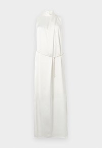 Robe maxi blanche sans manches avec un col montant et une fine ceinture métallique nouée à la taille, présentée sur un fond uni.