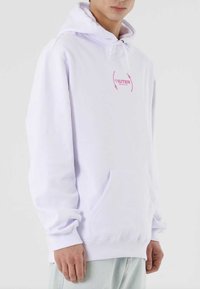 Felpa bianca in cotone, con tasca frontale e design del logo rosa sul petto. Tessuto morbido, maniche lunghe e cappuccio regolabile.