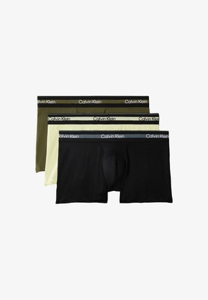 Tres calzoncillos bóxer para hombre de Calvin Klein en negro, beige y verde oliva, cada uno con una cintura con marca.