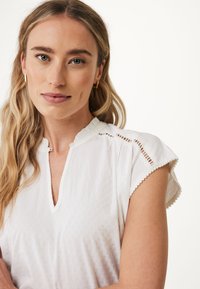 Mexx RUFFLE NECK IN DOBBY - Bluse - off white