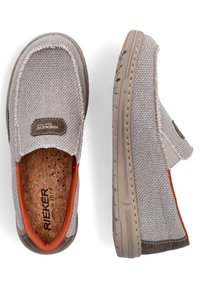 Chaussures slip-on en textile gris clair avec une semelle en liège, des semelles en caoutchouc beige et des coutures orange contrastantes sur l'ouverture et les accents latéraux.