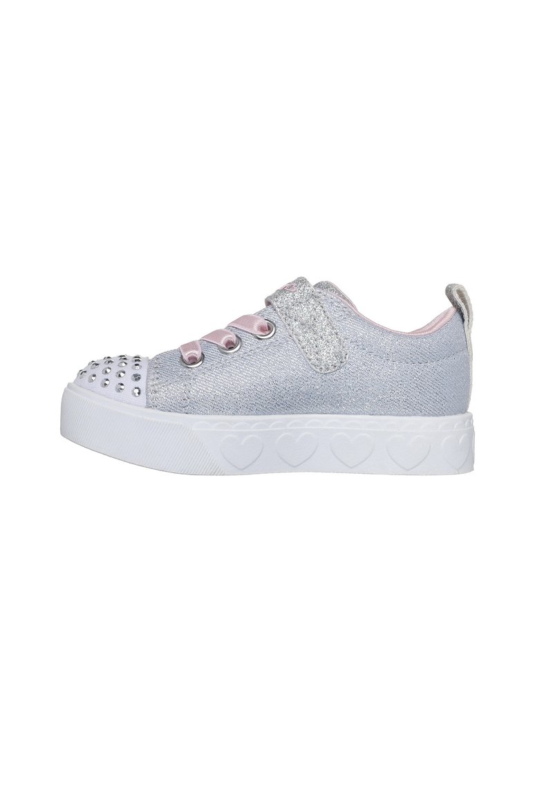Glittery zilveren sneakers met een gespikkelde neus, roze veters en een witte, geprinte rubberen zool met hartmotieven. Klittenbandsluiting.