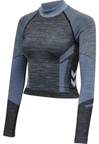 Camiseta deportiva de manga larga en negro y azul, con una tela texturizada, cuello alto y paneles de color contrastante con patrones geométricos.