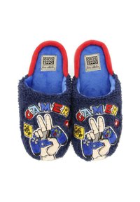 Pantuflas de felpa azules con acentos rojos, que presentan un diseño bordado de "GAMER" y gráficos de controladores de videojuegos. Exterior suave y texturizado.