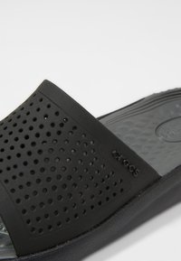 Crocs LITERIDE SLIDE UNISEX - Sandalias planas - black/slate