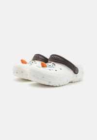 Zoccoli bianchi con design di Olaf, dotati di una fascia marrone e un motivo a fiocchi di neve sulla suola. Realizzati in materiale leggero, con fori di ventilazione.