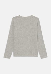 T-shirt cinza de manga longa em uma mistura suave de algodão, com decote redondo e textura lisa, exibido pela parte de trás.