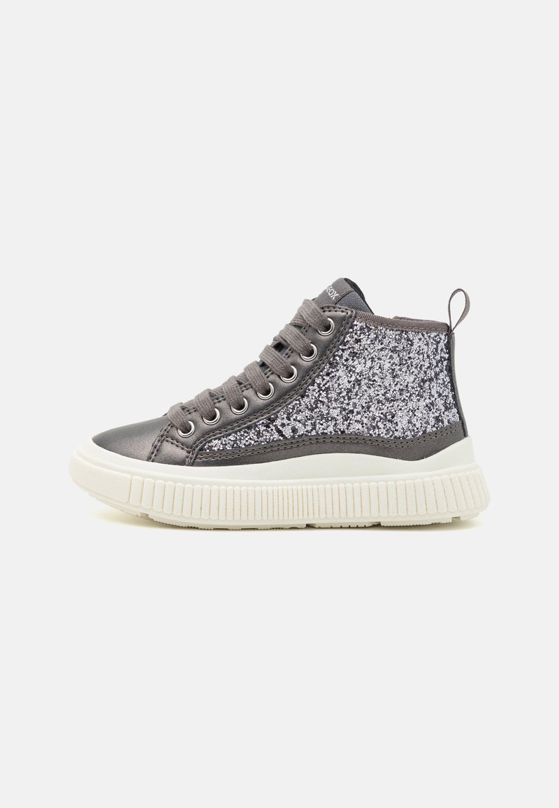 Baskets montantes en tissu gris foncé avec un panneau latéral argenté pailleté, semelle en caoutchouc blanc et lacets gris. Dotées d'une languette à l'arrière.