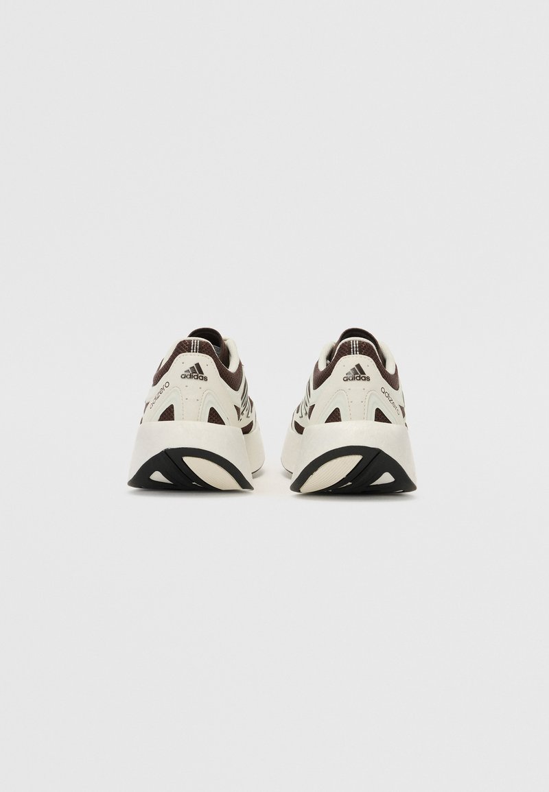 Weiße und braune Sneaker mit einer strukturierten Oberfläche, die schwarze Akzente und ein skulptiertes Sohlen-Design aufweisen. Adidas-Logo an der Ferse.