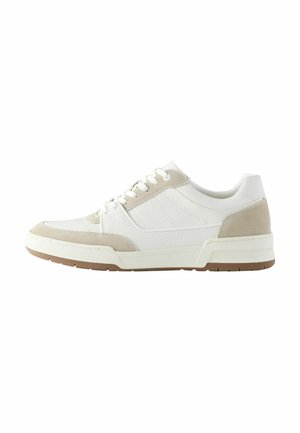 Weißes Sneaker-Modell mit beigen Wildlederakzenten, Obermaterial aus strukturiertem Leder, weißen Schnürsenkeln und Gummisohle mit braunem Profil.