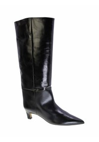 Stivali in pelle nera al ginocchio con punta affilata, leggera lucentezza e tacco basso. Texture liscia con un design semplice e senza motivi visibili.