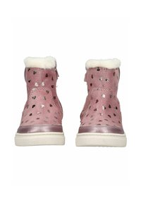 Botas rosas con un suave cuello de piel, con un diseño de manchas en tonos metálicos. El acabado en ante texturizado y una suela de goma blanca completan el aspecto.