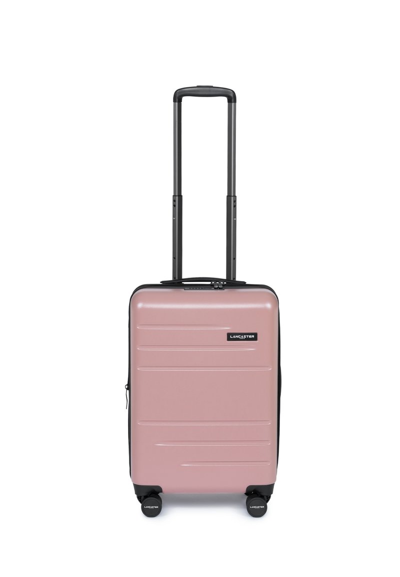 Valigia rigida compatta di colore rosa con accenti neri, manico rientrante, quattro ruote e scanalature orizzontali per texture. Design leggero.