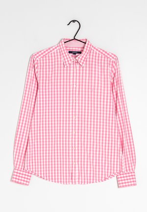 Koszula z długim rękawem w różowo-białą kratkę w stylu gingham na czarnym wieszaku, posiadająca klasyczny kołnierzyk i subtelne haftowane logo na piersi.