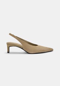 Tacco slingback in suede beige con punta affilata, tacco basso e retro aperto. Texture liscia con silhouette elegante e dettagli di design minimi.