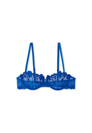 Sostenedor de encaje azul con copas transparentes, acentos de bordado floral, tirantes ajustables y un borde en forma de ondas a lo largo de la banda.