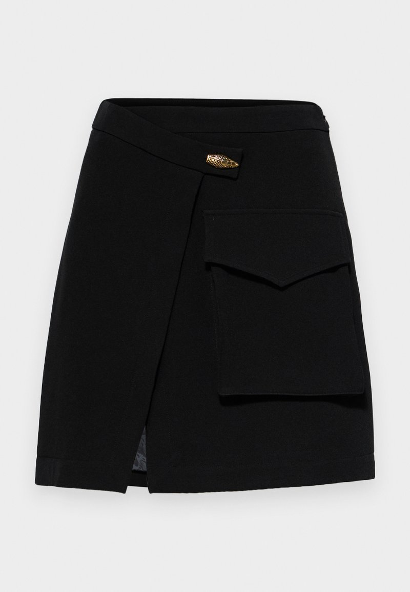 Czarna spódnica w kształcie owijanej, wykonana z materiału o gładkiej teksturze. Posiada boczną kieszeń i akcenty w złotym odcieniu. Czysta linia u dołu, bez widocznych wzorów.