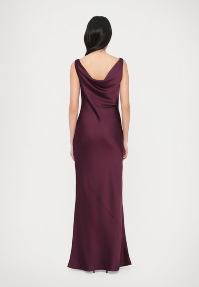 Φόρεμα από βουργουνδί σατέν με ντραπαρισμένο πίσω λαιμόκοψη, εφαρμοστή σιλουέτα και διαγώνια ραφή, που καταλήγει σε μάκρος μέχρι το πάτωμα.