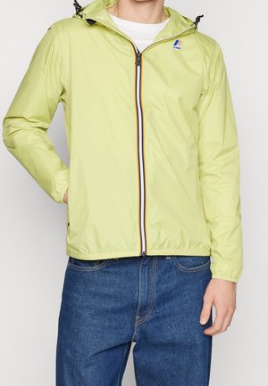 Ljusgrön, lättviktsjacka med dragkedja framtill, fastsatt huva och randig dragkedja. Har elastiska muddar och en modern passform.