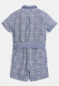 Kombinezon z krótkim rękawem w kolorze niebieskim z floralnym wzorem, koronkowymi motywami, kołnierzykiem i talią podkreśloną paskiem z tego samego materiału.