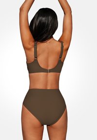 Set di bikini marrone con parte inferiore a vita alta e top a reggiseno con spalline regolabili. Texture liscia e design semplice, senza cuciture.