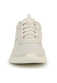 Beige Sport Schuh mit einem Obermaterial aus Mesh und Wildlederakzenten, ausgestattet mit einer runden Zehenpartie, flachen Schnürsenkeln und einer strukturierten Sohle für besseren Halt.