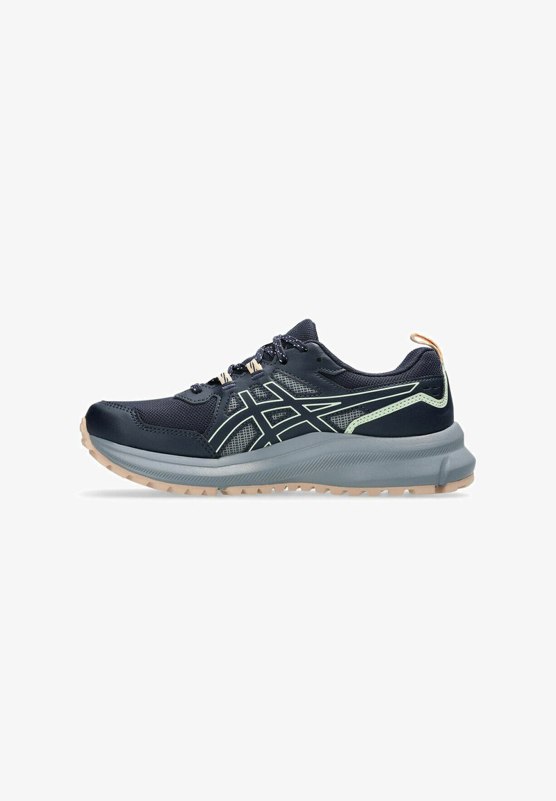 Baskets de sport bleu marine avec une tige en mesh, accents vert clair et une épaisse semelle texturée grise. Présentent des lacets et une languette au niveau du talon.