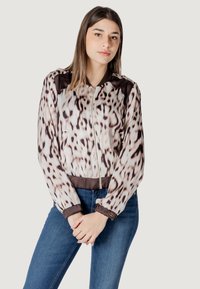 Giacca bomber leggera stampata in beige e marrone con zip frontale, polsini e orlo a costine. Vestibilità casual, caratterizzata da un motivo animalier distintivo.
