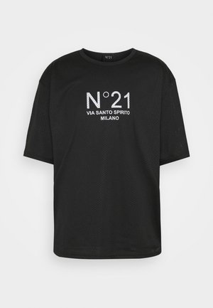 Musta verkkopaita lyhyillä hihoilla, pyöreällä pääntiellä, jossa edessä valkoisella painettuna teksti: "N°21 VIA SANTO SPIRITO MILANO".