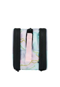 Zaino compatto in tessuto decorato con colori pastello, cerniere nere e una tracolla rosa. Il design include forme astratte e accenti dorati.