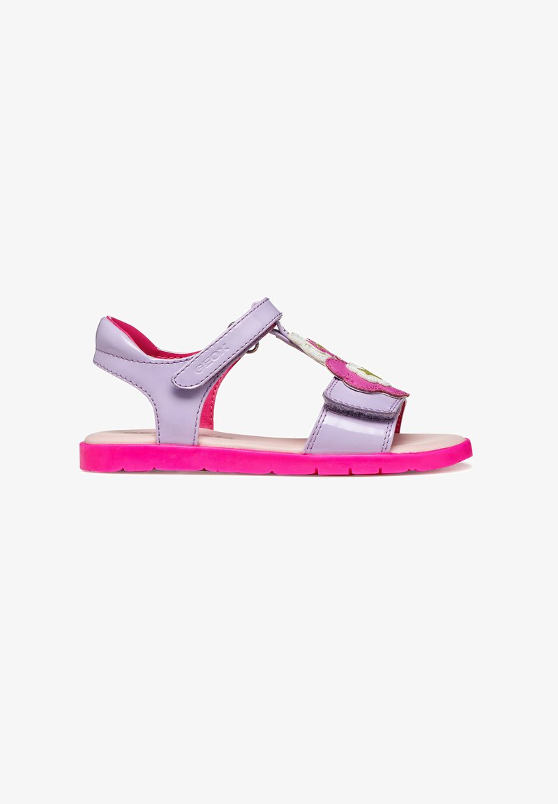 Sandales pour enfants lilas et roses avec une finition brillante, une bride ajustable, des accents floraux et une semelle en caoutchouc flexible.