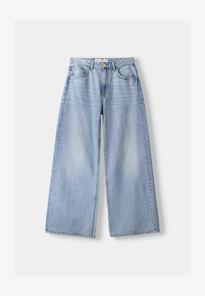 Jeans in denim blu chiaro a gamba larga con vita alta, design a cinque tasche e una leggera scoloritura; presenta chiusura con bottone metallico e zip.