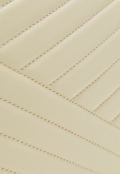 Tory Burch KIRA CHEVRON CONVERTIBLE SHOULDER - Skuldertasker - new cream