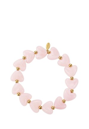 Rekbare armband met gepolijste roze hartvormige stenen, gescheiden door kleine gouden bolletjes en een klein gouden label met de markering S.steel.
