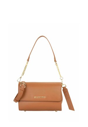 Sac à main en cuir cannelle avec une bandoulière chaîne dorée, une fermeture à rabat magnétique et une étiquette amovible avec détails embossés du logo.