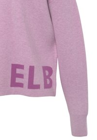 Šviesiai violetinis megztinis su ilgomis rankovėmis, pasižymintis megztu audiniu ir ryškiomis violetinėmis raidėmis "ELB" apatinėje pusėje.