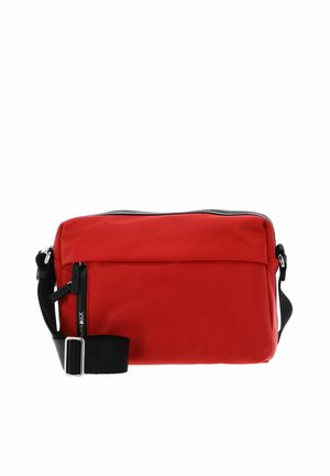 Sac bandoulière synthétique rouge avec fermeture éclair sur le dessus, sangle noire ajustable et poche extérieure. Texture lisse, forme rectangulaire, design minimaliste.