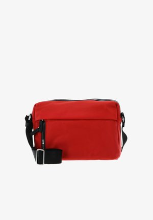 Sac bandoulière synthétique rouge avec fermeture éclair sur le dessus, sangle noire ajustable et poche extérieure. Texture lisse, forme rectangulaire, design minimaliste.