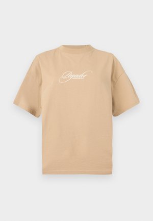 Beige bomull t-skjorte med korte ermer, rund hals og hvit kursiv tekst på framsiden som leser "Pegador Dreams Come True."
