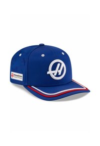 Niebieska czapka baseballowa z zaokrąglonym daszkiem, białym logo z przodu, czerwono-białym akcentem na daszku i teksturą materiału.