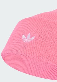 Roze gebreide muts met een geribbelde structuur, met een wit geborduurd Adidas-logo aan de voorkant.