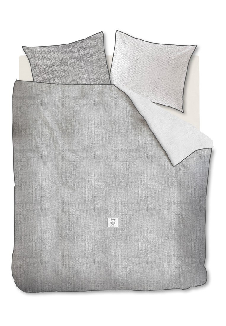 Grijs beddengoedset inclusief een dekbedovertrek en twee bijpassende kussenhoezen. Gestructureerde stof met een lichte glans en contrasterende witte accenten.
