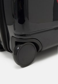 Guess CORE - Kovček na kolesih - jet black