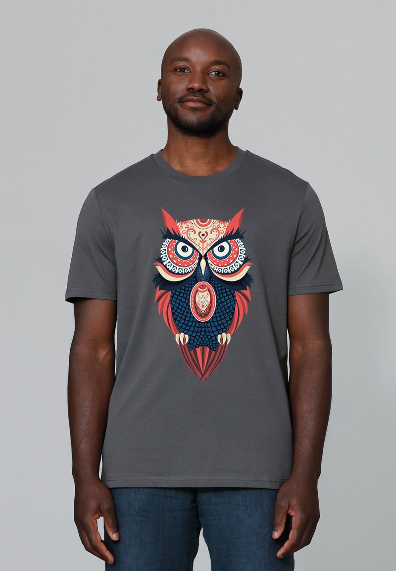 Grijze T-shirt met een gedetailleerde uilafbeelding in rood, blauw en crème, met complexe patronen en texturen op de veren van de uil.