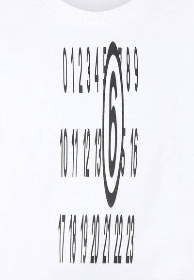 T-shirt en coton blanc avec un design graphique de chiffres organisés autour d'un grand cercle noir portant le numéro 6 au centre.