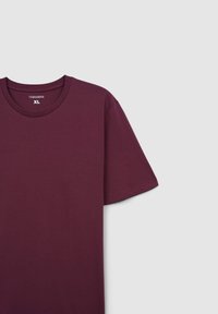 Maglietta di cotone bordeaux a maniche corte con scollo rotondo. Presenta l'etichetta "Terranova" e la taglia "XL" all'interno del colletto.