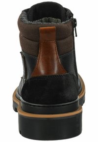 Bota de cuero negro con acentos de textil marrón, superficies lisas y texturizadas, suela de goma y cremallera lateral para facilitar su uso. Presenta un tacón de ante.