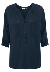 Blusa a maniche lunghe di un blu navy scuro con polsini arrotolati, apertura anteriore con bottoni, due tasche sul petto e scollatura rotonda con leggere arricciature.