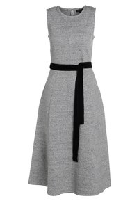 Robe grise sans manches avec une jupe évasée, en tissu texturé, dotée d'une ceinture en velours noir nouée à la taille et d'un col rond.